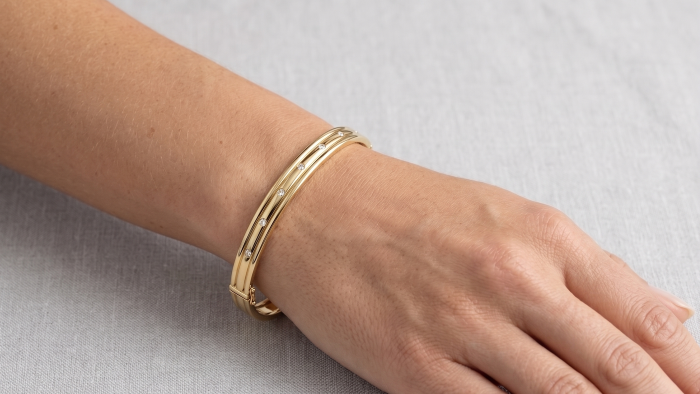 Yellow Gold Bangle with 0.20ct of Diamonds — detail